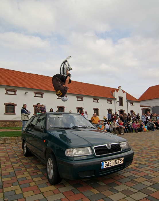 Přeskok auta - skákací boty